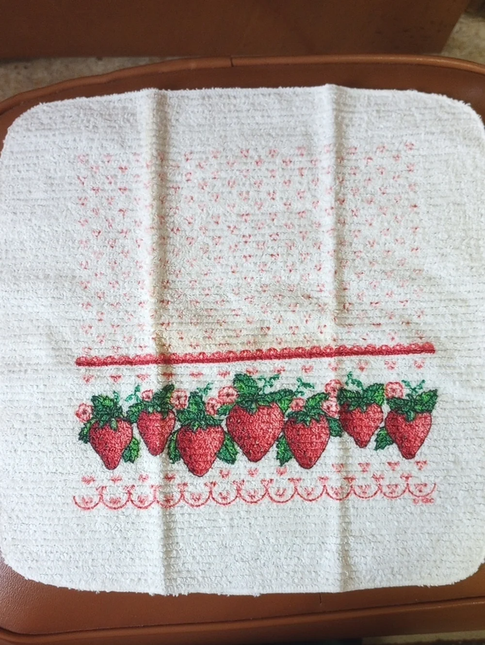 Vintage Strawberry 9-Piece Kitchen Linen Lot: Towels, Dishcloths, Decor. As-Is